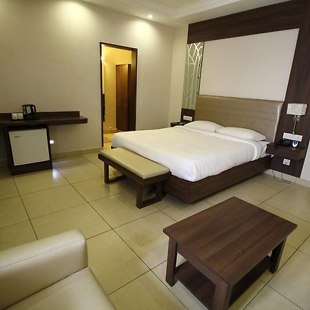 Vels Hotel Puduččéri Exteriér fotografie